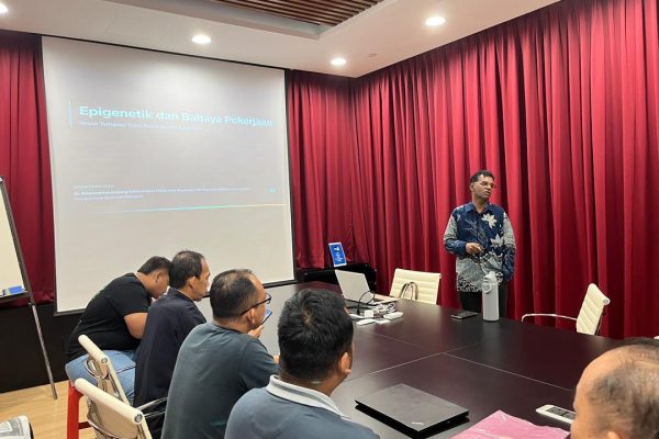 Dr. Balavendrian Anthony delivering a health talk on epigenetics and occupational hazards to employees at Globetronics in Penang.